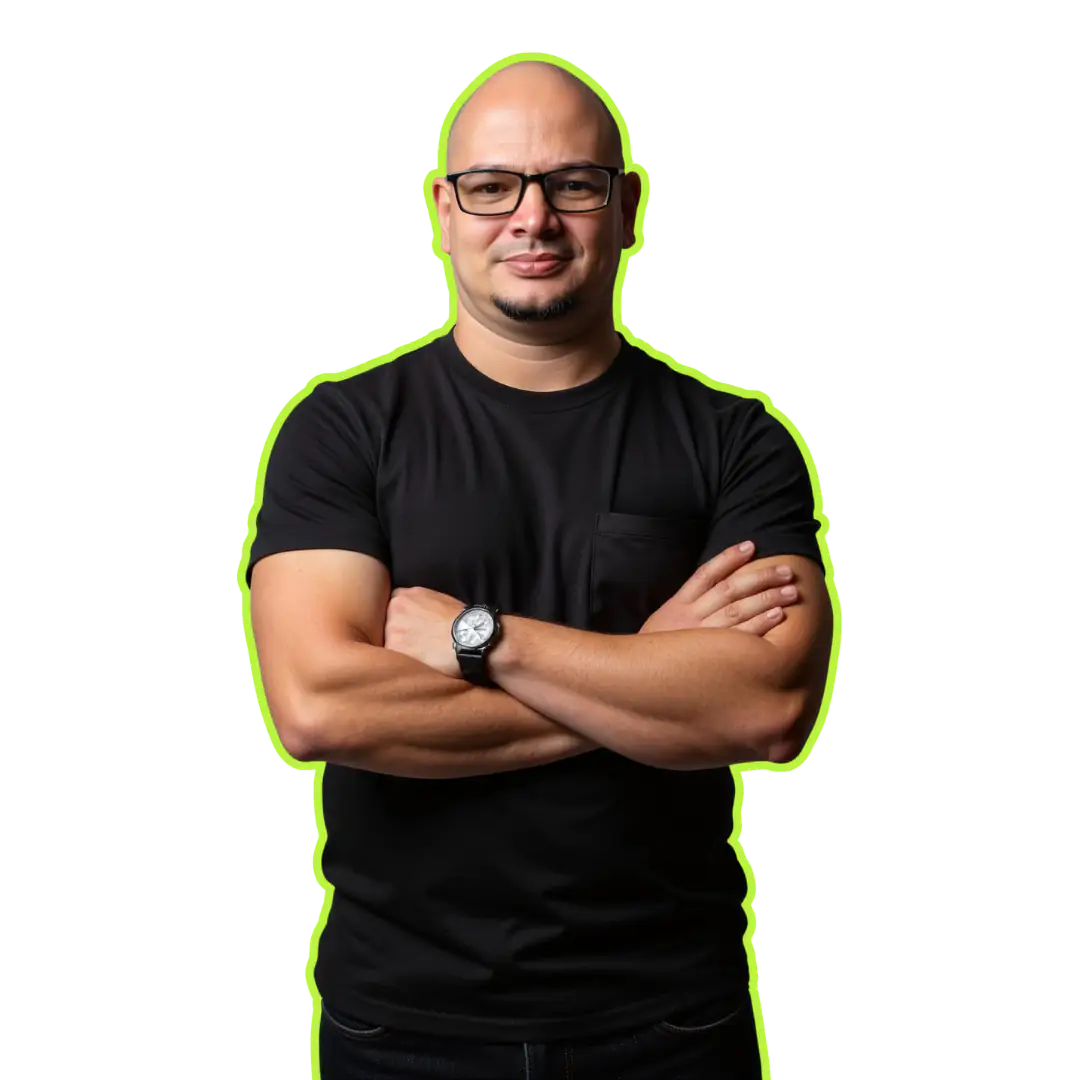 Diego González con gafas y los brazos cruzados